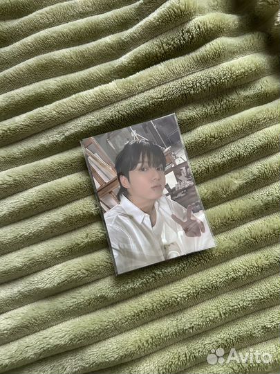 Карточки Чонгука BTS с выставки Golden в Сеуле