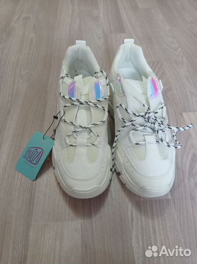 Кроссовки женские