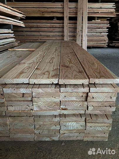 Наружные постройки с лиственничными досками