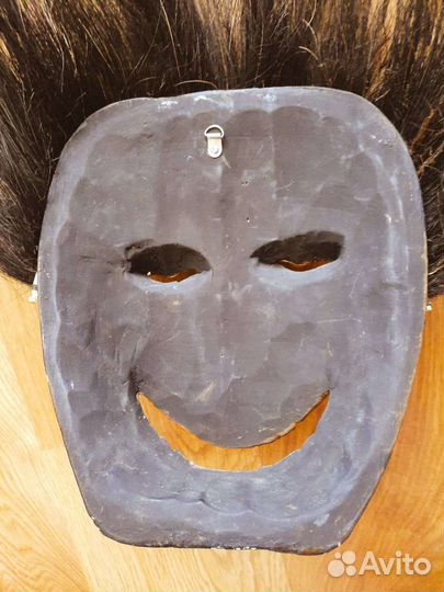 Маски африканские и барабан