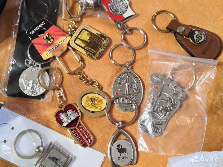 Брелки и магниты, значки