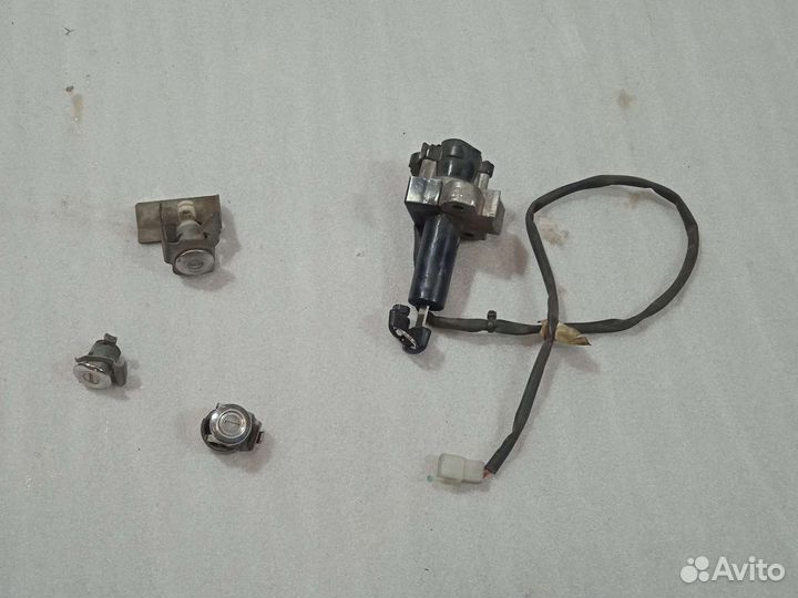 Замки, комплект замков Honda Forza 250 MF 06