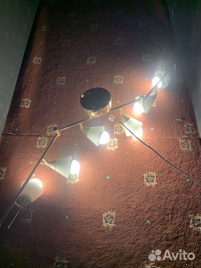 Люстра с лампами