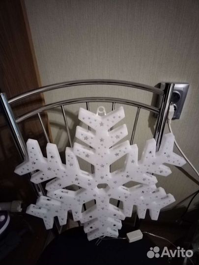 Гирлянда, шарики, бокал, блюдо, венок