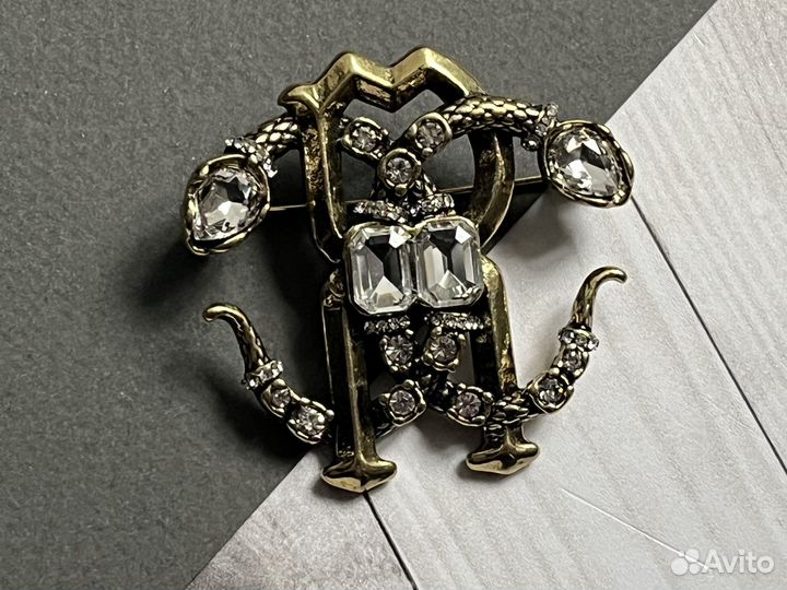 Эффектная брошь Roberto Cavalli