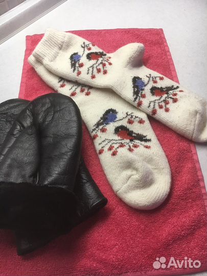 Носки шерстяные и меховые варежки