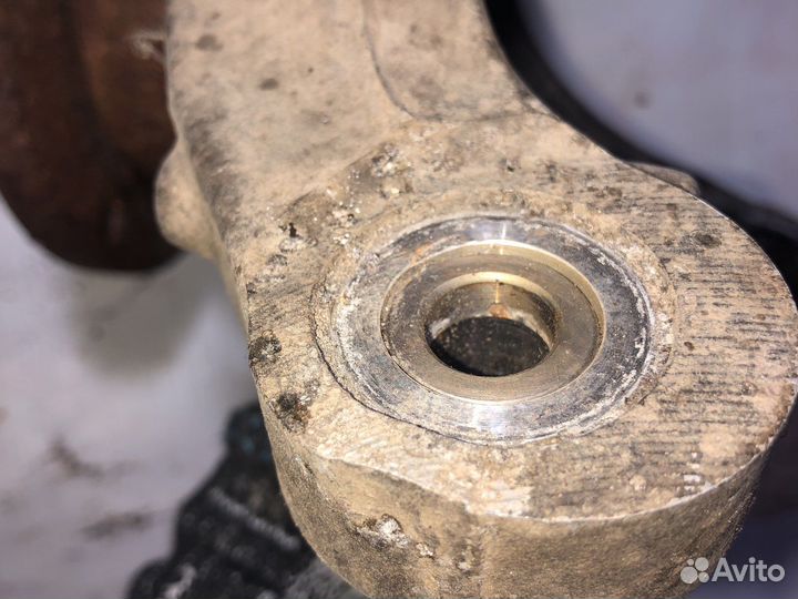 Передний правый поворотный кулак Пассат Б6