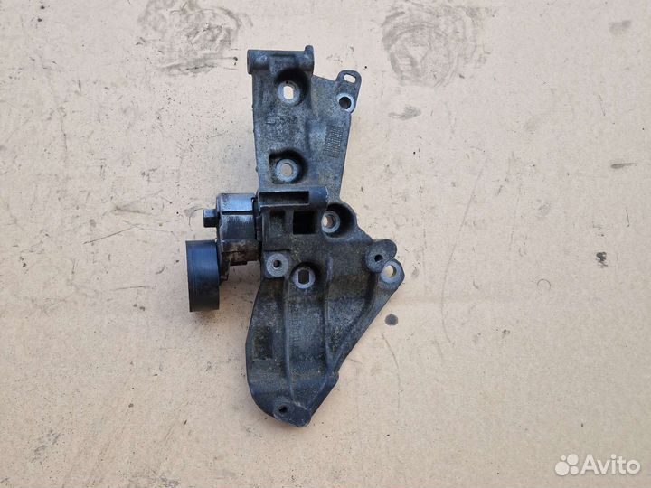 Кронштейн кондиционера 8200365097 Renault 1.5dci