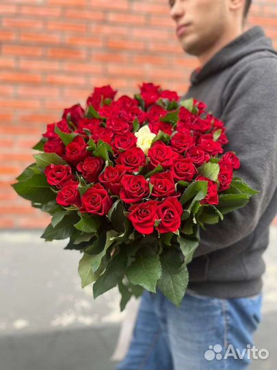 Яркие букеты из роз. 31 роза 70 см