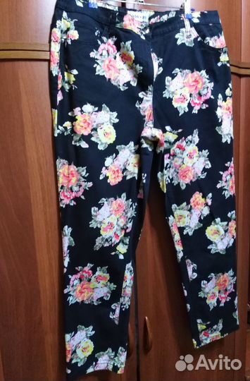 Джинсы с апликацией