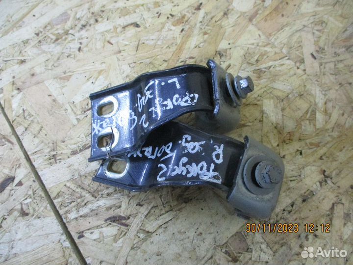 Петли крышки багажника Форд Фокус 2 хэтчбек