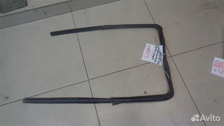 Уплотнитель стекла двери задней правой Mazda BT-5