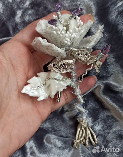 Брошь кутюрный цветок белый с аметистами и кварцем