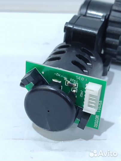 Правое колесо для пылесоса Redmond RV-R250