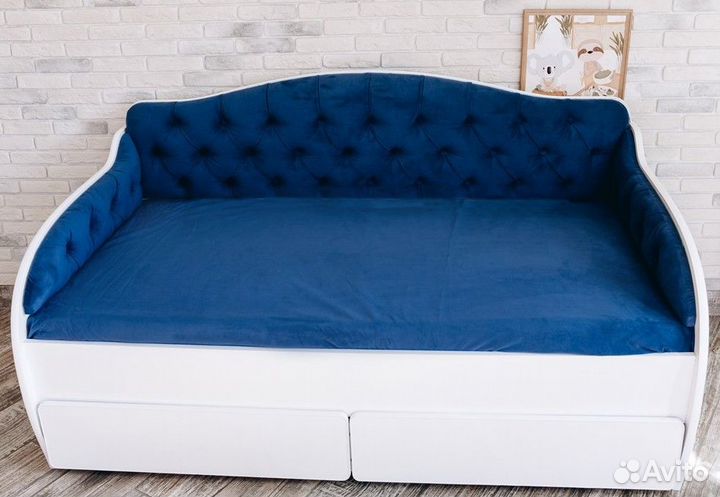 Кровать тахта с мягкой спинкой