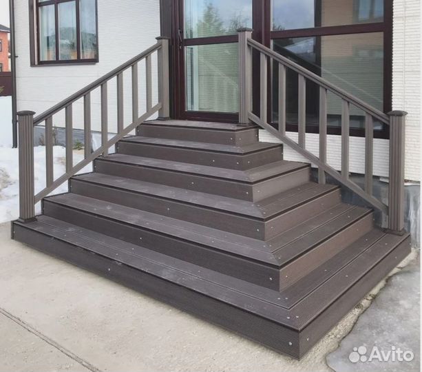 Уличная лестница из дпк на металлокаркасе