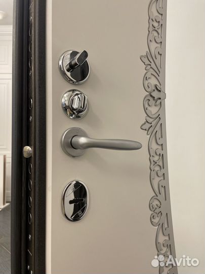 Бронированная входная дверь