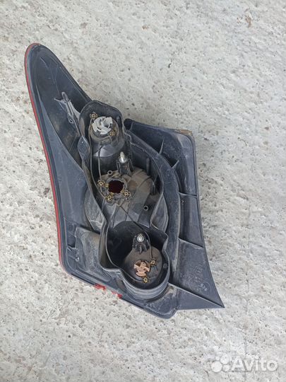 Фонарь задний правый Toyota IST