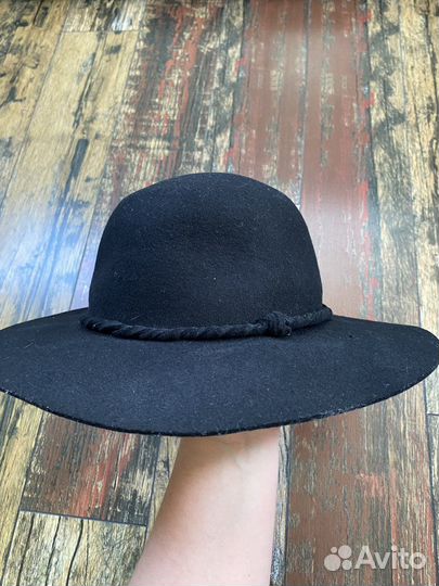 Широкополая женская шляпа