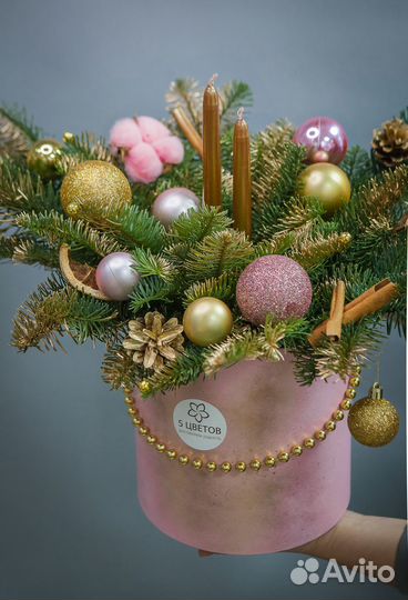 Новогодняя композиция в большой коробке, цветы дос