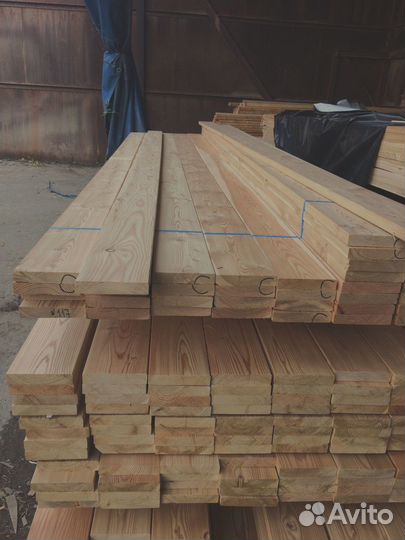 Шлифованные доски лиственницы 30x180 мм, равномерная поверхность