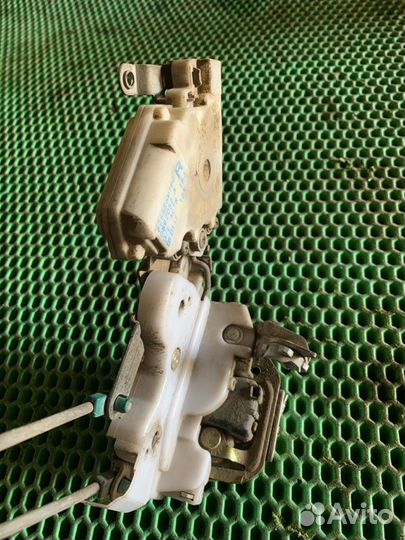 Замок двери задний правый Nissan Almera N16 QG15DE