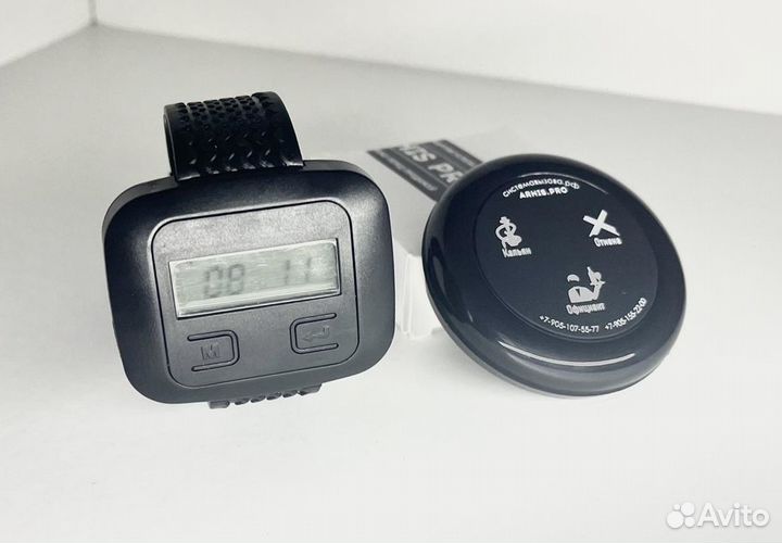 Часы и кнопки вызова официанта в ассортименте