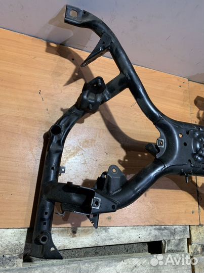 Подрамник передний Bmw e38