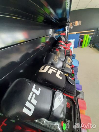 Боксерские перчатки, лапы, шлем, боксерские мешки