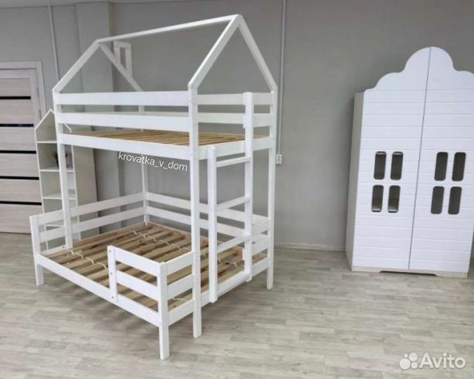 Двухъярусная кровать широким спальным местом