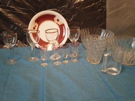 Посуда стекло 4 фужера,4 рюмки,вазочка,2 салатницы