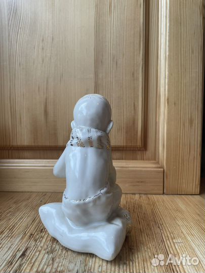 Статуэтка Мальчик обувается (Песочное)