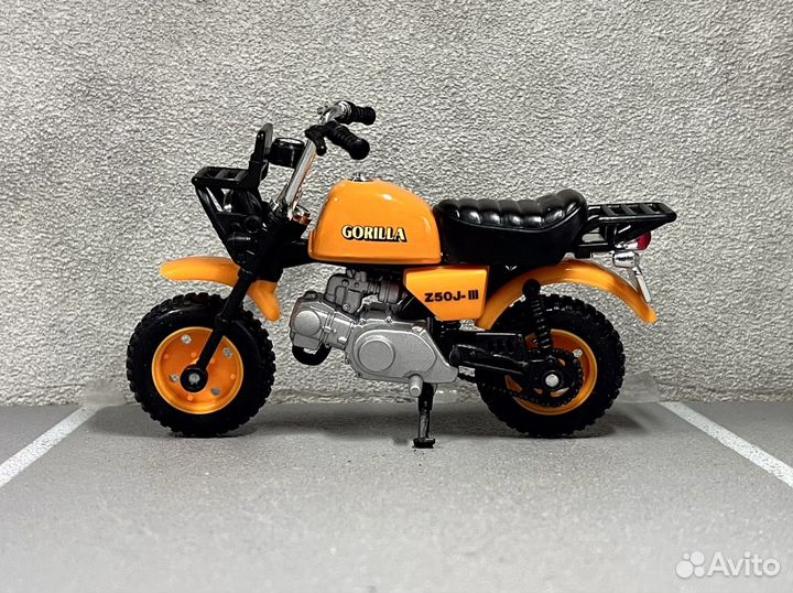 Коллекционная модель Gorilla Z50J-3 1:18 Welly