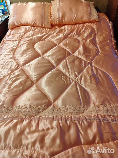 Покрывало атласное с подушками