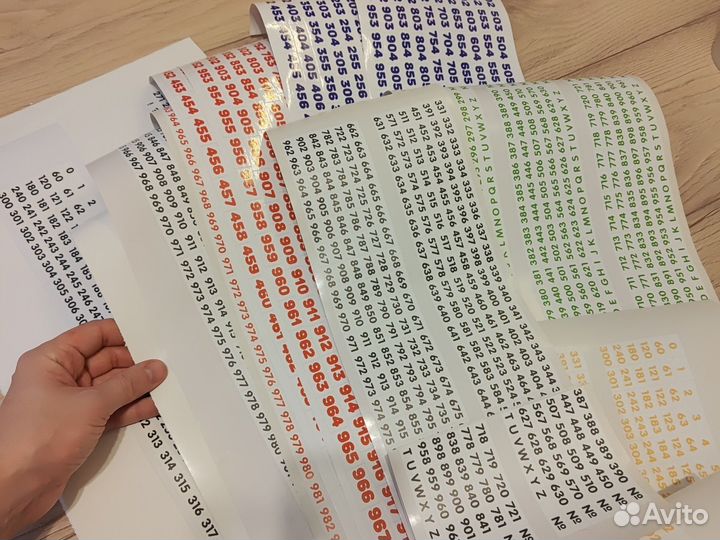 Наклейки с вырезанными цифрами