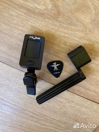 Гитарный тюнер, медиатор и ключ для намотки струн