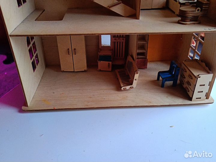 Деревянный кукольный домик с мебелью