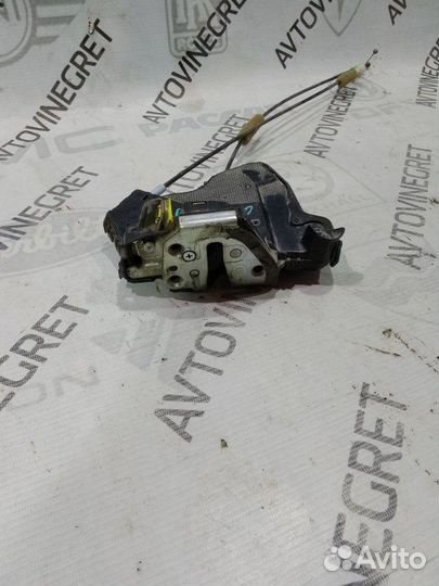 Замок двери передний левый Toyota Corolla 150