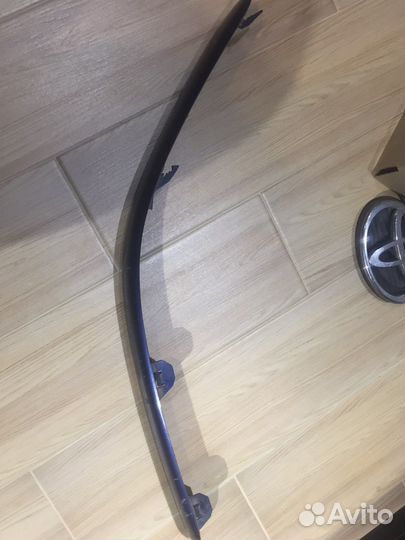 Молдинг переднего бампера правый Toyota Avensis II