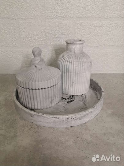 Подставка с вазой