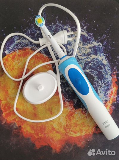 Электрическая зубная щетка oral b