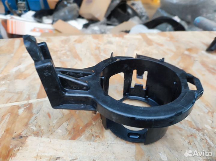 Кронштейн противотуманной фары правый Nissan Juke