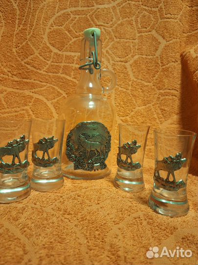 Бутылка и рюмки набор