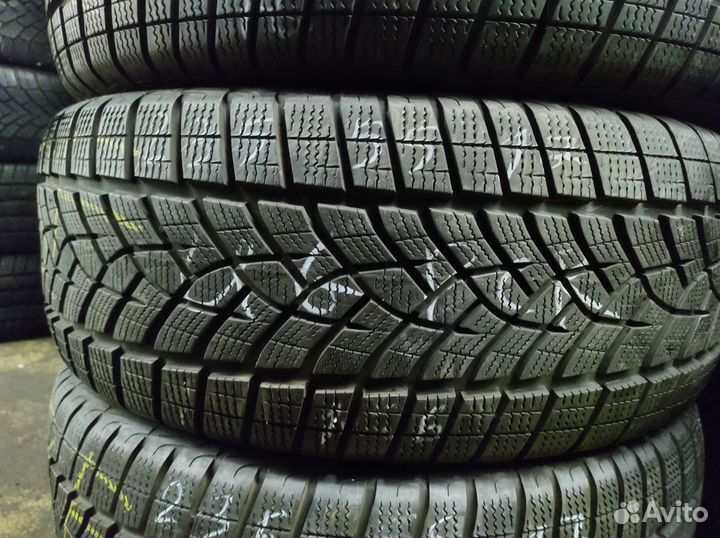Goodyear UltraGrip Winter 235/55 R17 W