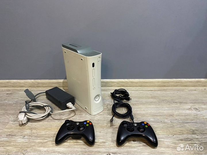 Xbox 360 500гб freeвооt + 2 геймпада