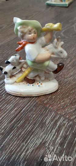 Мальчик на лошадке с собачкой