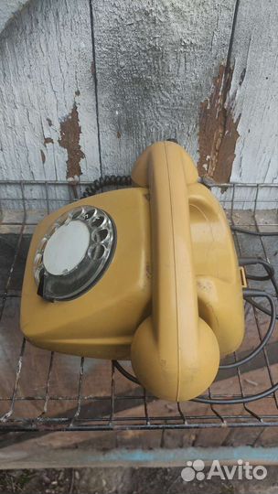 Старый советский телефон