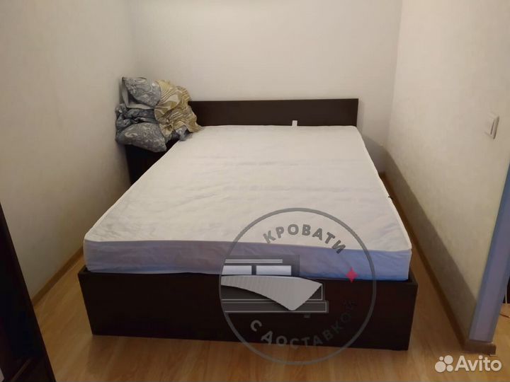 Кровать двухспальная с матрасом