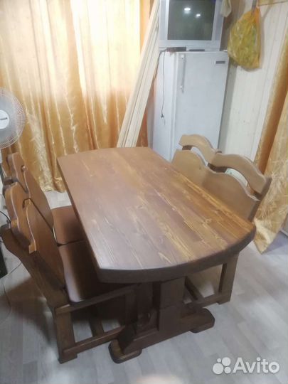 Стол и стулья