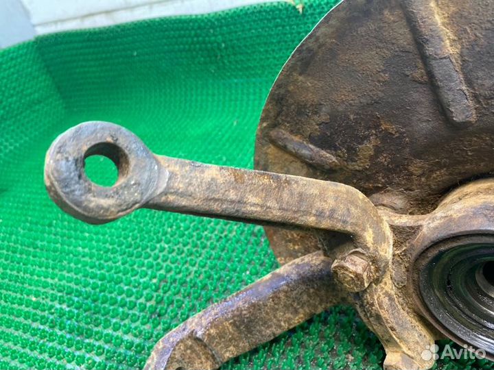 Кулак поворотный передний правый Лада Нива 2004